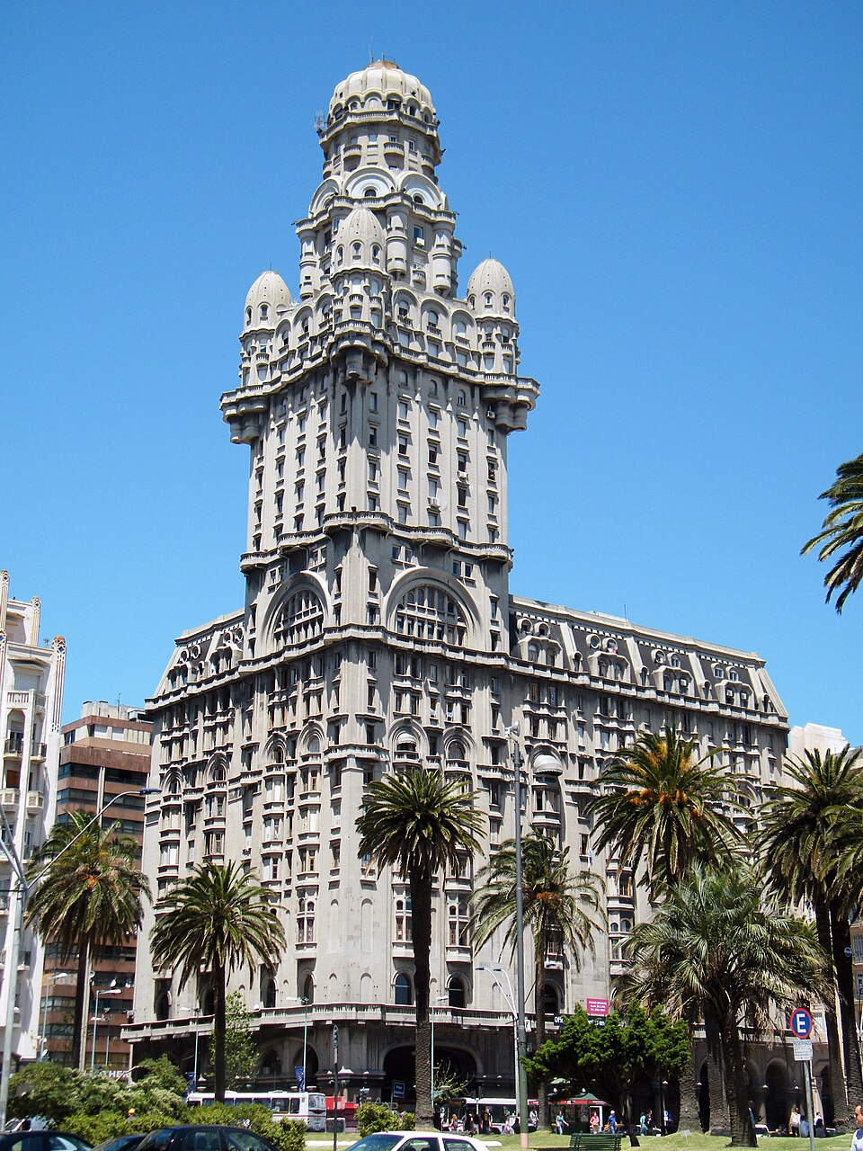 Ponto Turístico Palácio Salvo em Montevidéu