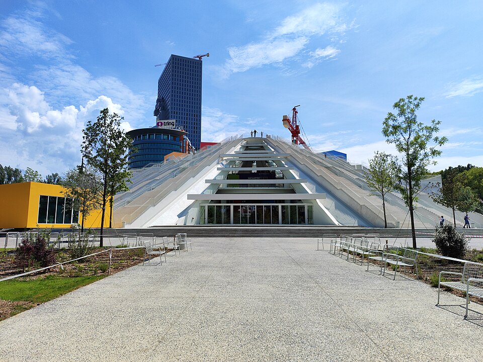 Ponto Turístico Pirâmide de Tirana em Tirana