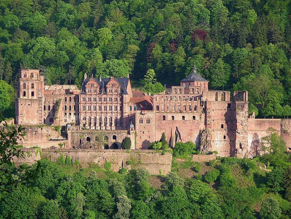 Ponto Turístico Colina de Schlossberg e a Torre do Relógio em Graz