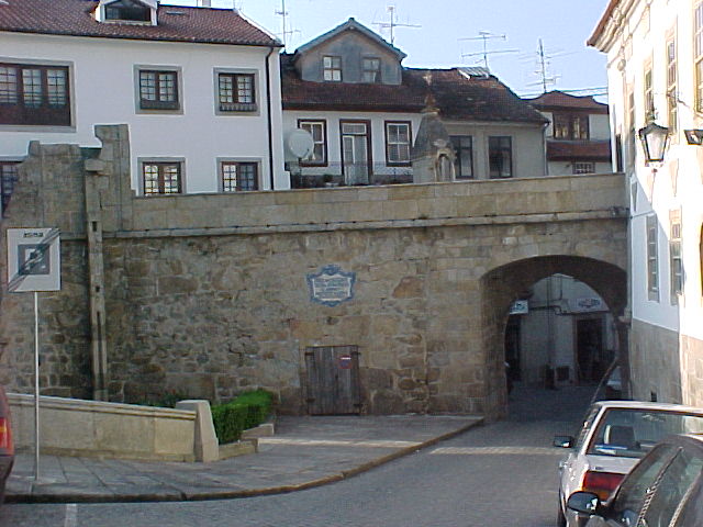 Ponto Turístico Porta dos Cavaleiros e as Muralhas em Viseu