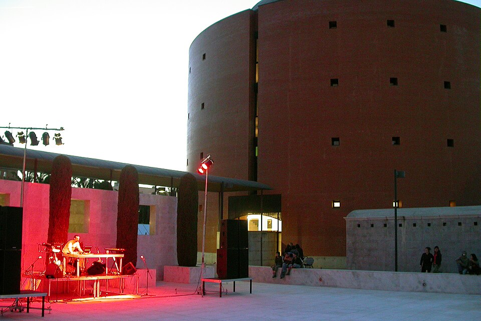 Ponto Turístico Museu Estremenho e Ibero-americano de Arte Contemporânea (MEIAC) em Badajoz